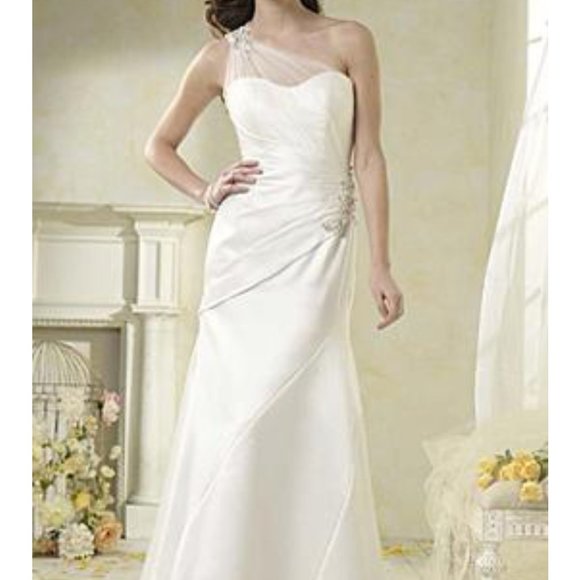 Wedding Dress - Picture 1 of 7